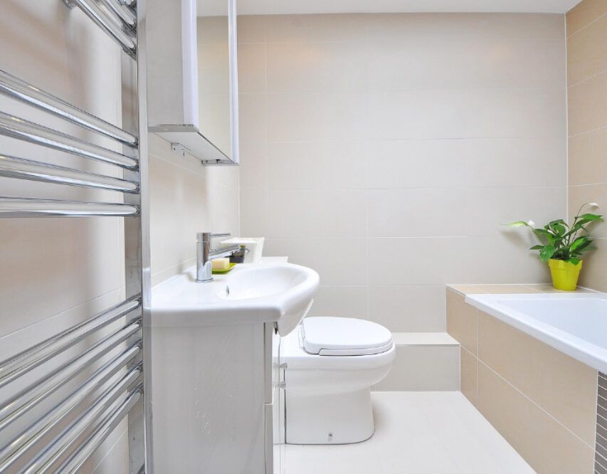 Professional bathroom cleaning during an end of tenancy clean in Edinburgh