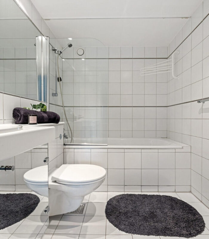 Bathroom cleaned by Fiona's House Cleaning during an end of tenancy clean in Edinburgh